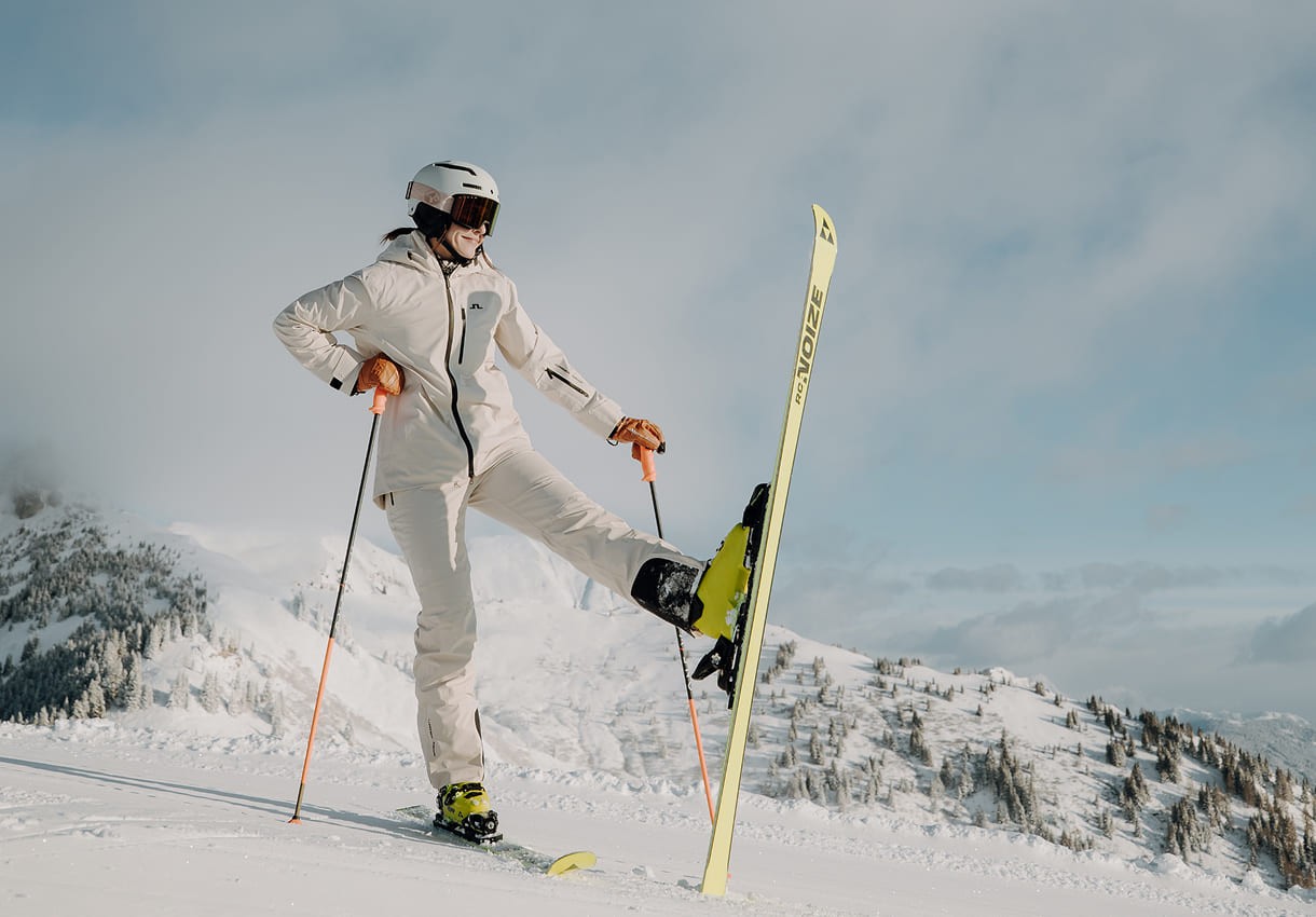 Skifahrerin genie&szlig;t den Ausblick &copy; Elisabeth Toferer