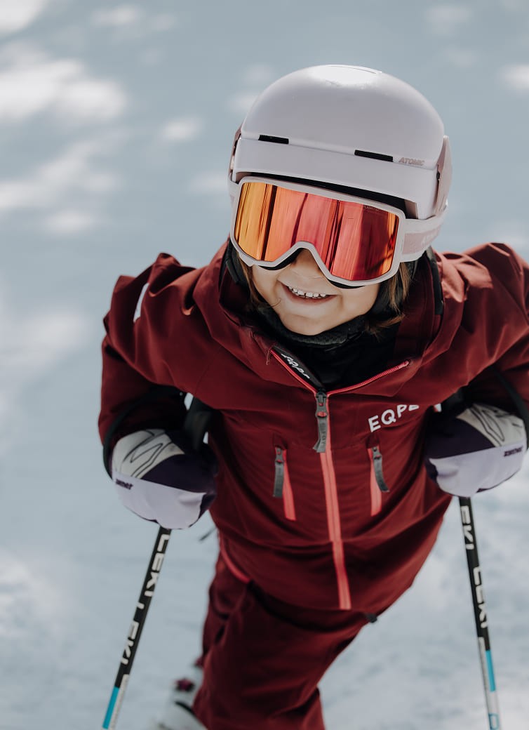 Kind lacht beim Skifahren &copy; Elisabeth Toferer