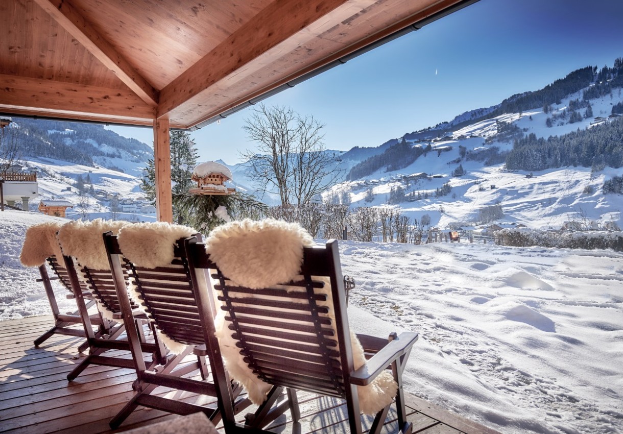 Stühle im Hotel Dorfer in Großarl direkt in der Sonne platziert