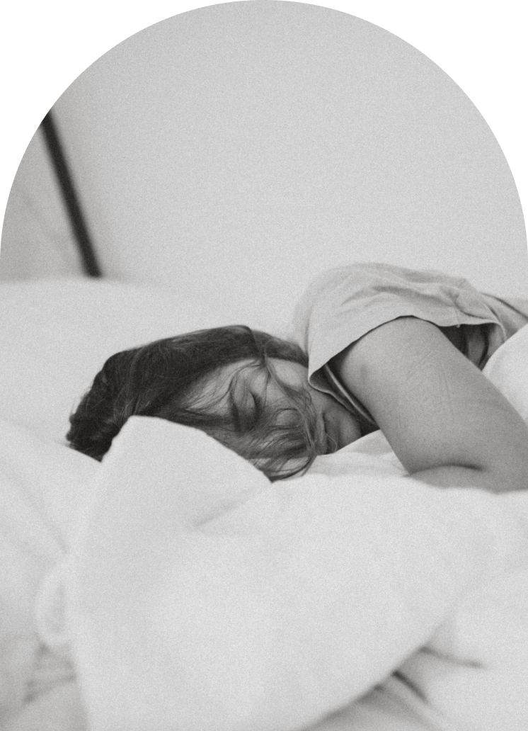 Frau kuschelt sich in weiches Dorfer-Bett