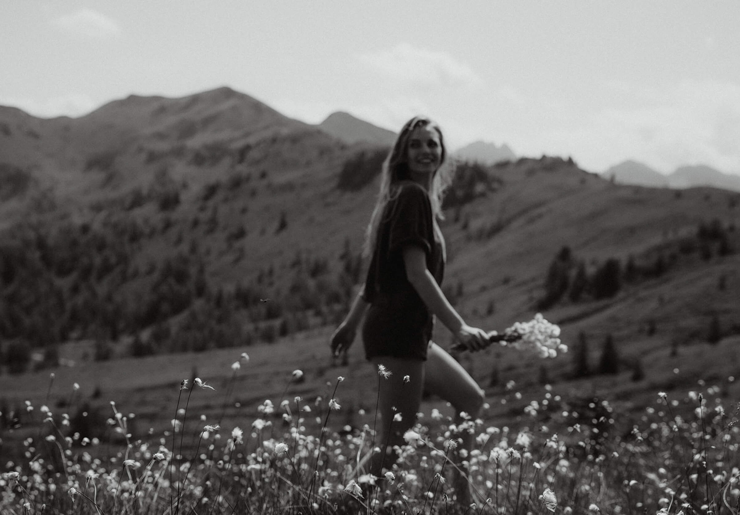 Frau spaziert in Blumenwiese