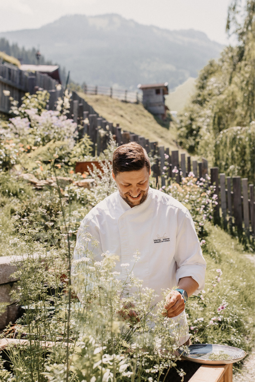 Thomas Aichhorn, Gastgeber & Chefkoch, holt frische Kräuter für die Küche