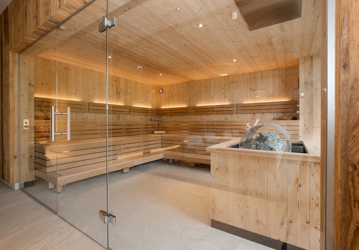 Moderne Sauna aus hellem Holz