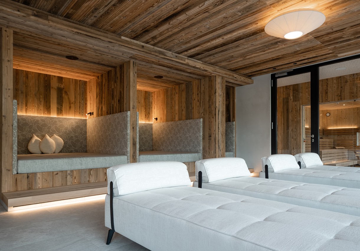 Ein moderner Wellnessbereich mit Holzverkleidung und Liegen