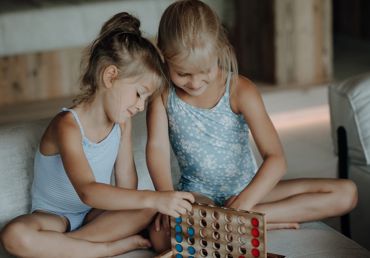 Zwei Mädchen spielen ein Spiel im Ruheraum