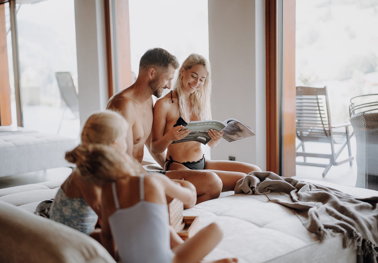 Wohlfühlzeit für die ganze Familie im Spa – Spielen und Lesen im Ruhebereich