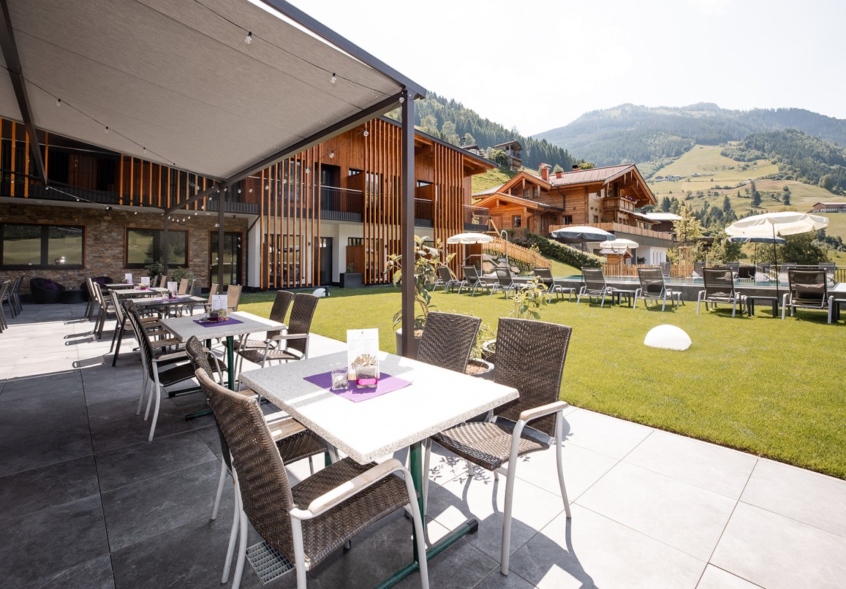 Terrasse vom Hotel Dorfer mit Sonnenschirmen und Bergblick im Hintergrund