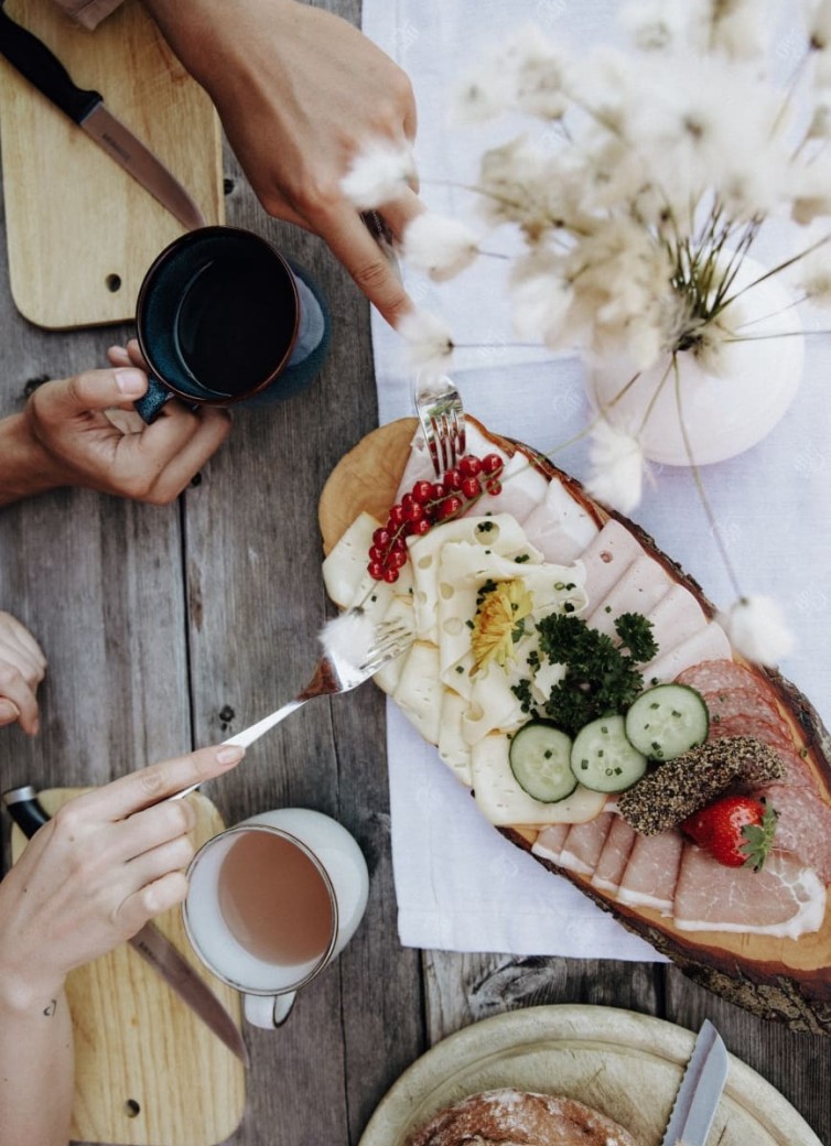 Genussvoll Abendessen zu Zweit auf der Terrasse im Hotel Dorfer