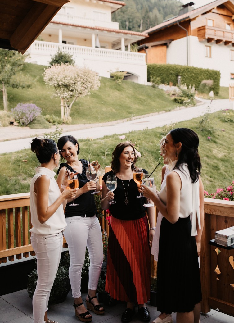 Freundesgruppe hat Spaß im Urlaub im Hotel Dorfer