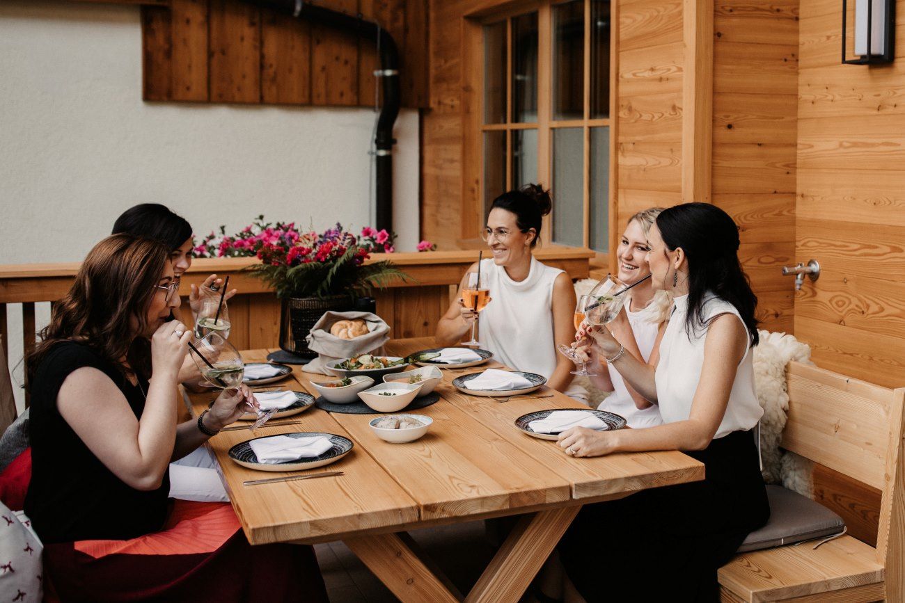 Freundinnengruppe auf der Terrasse