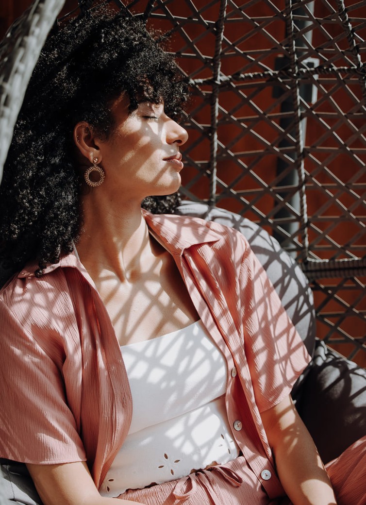 Frau relaxt in Korbsessel