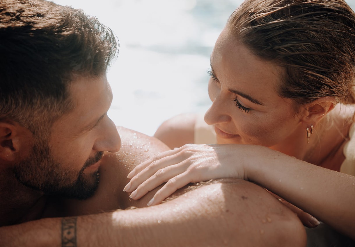 Ein Paar genießt gemeinsame Momente im Wasser