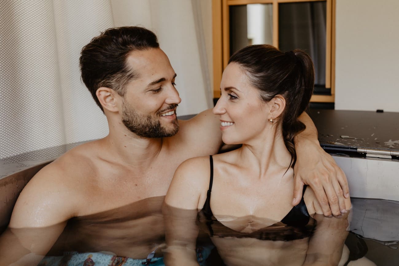 Paar im Hot-Pot des Chalet Lois