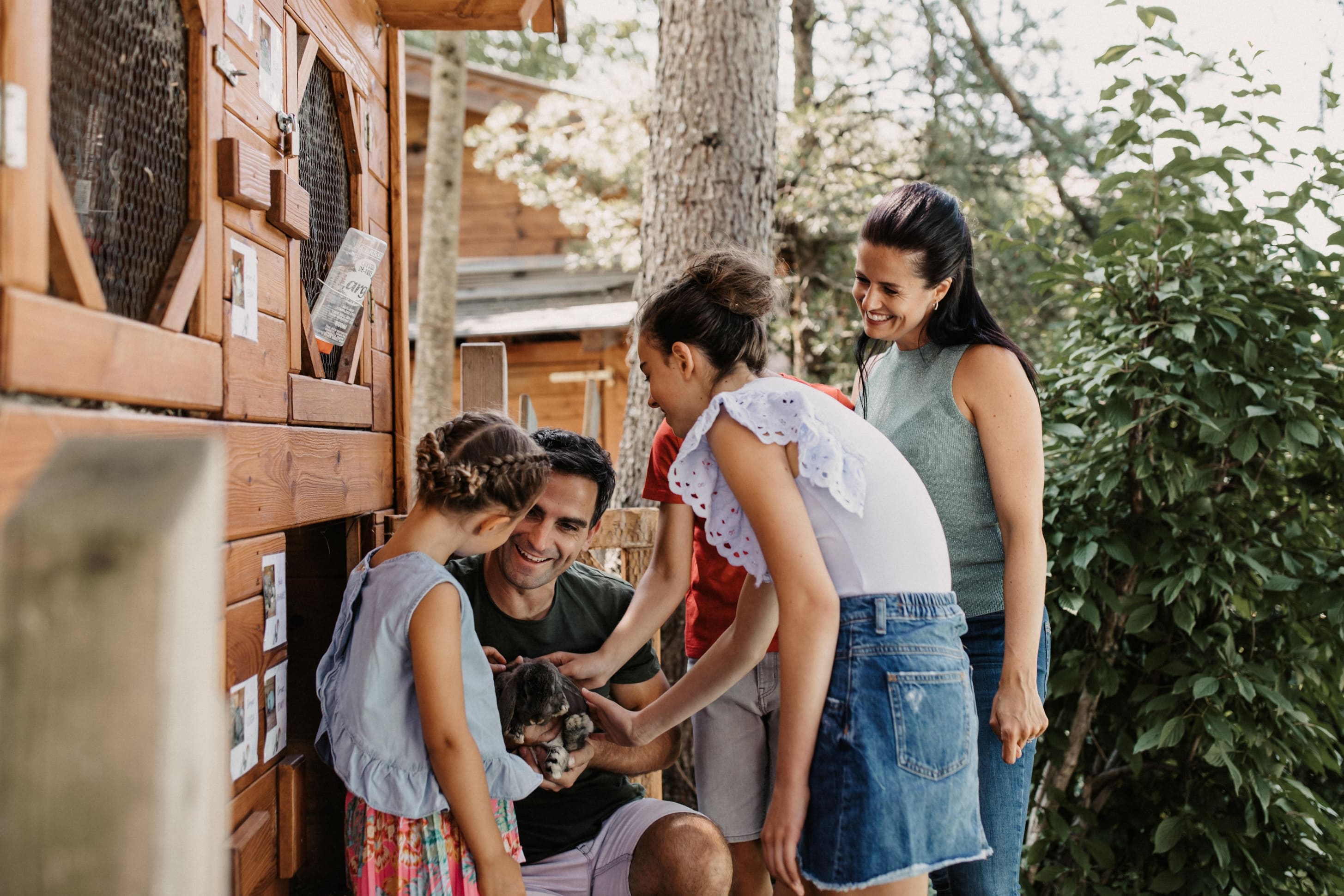 Familie im Streichelzoo im Hotel Dorfer