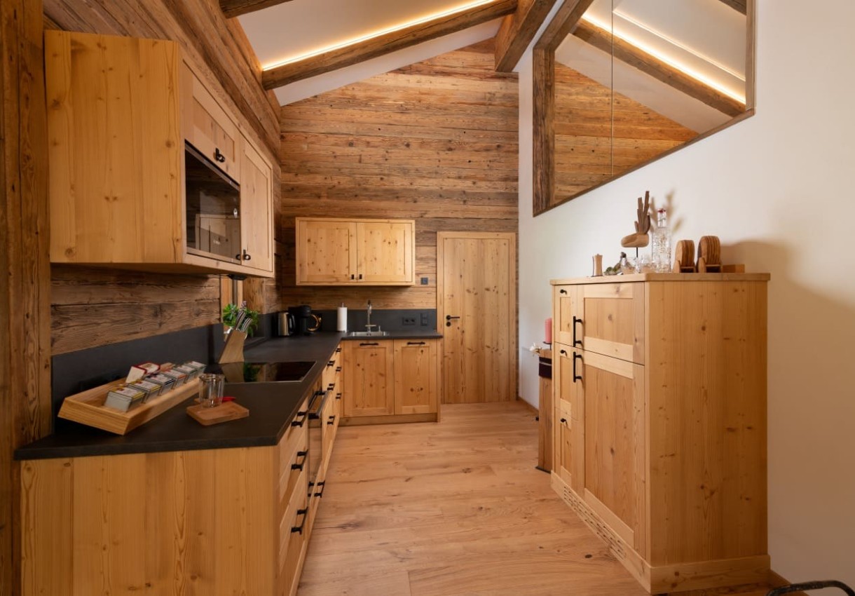 Gemütliche Küche mit Holzmöbeln und moderner Ausstattung