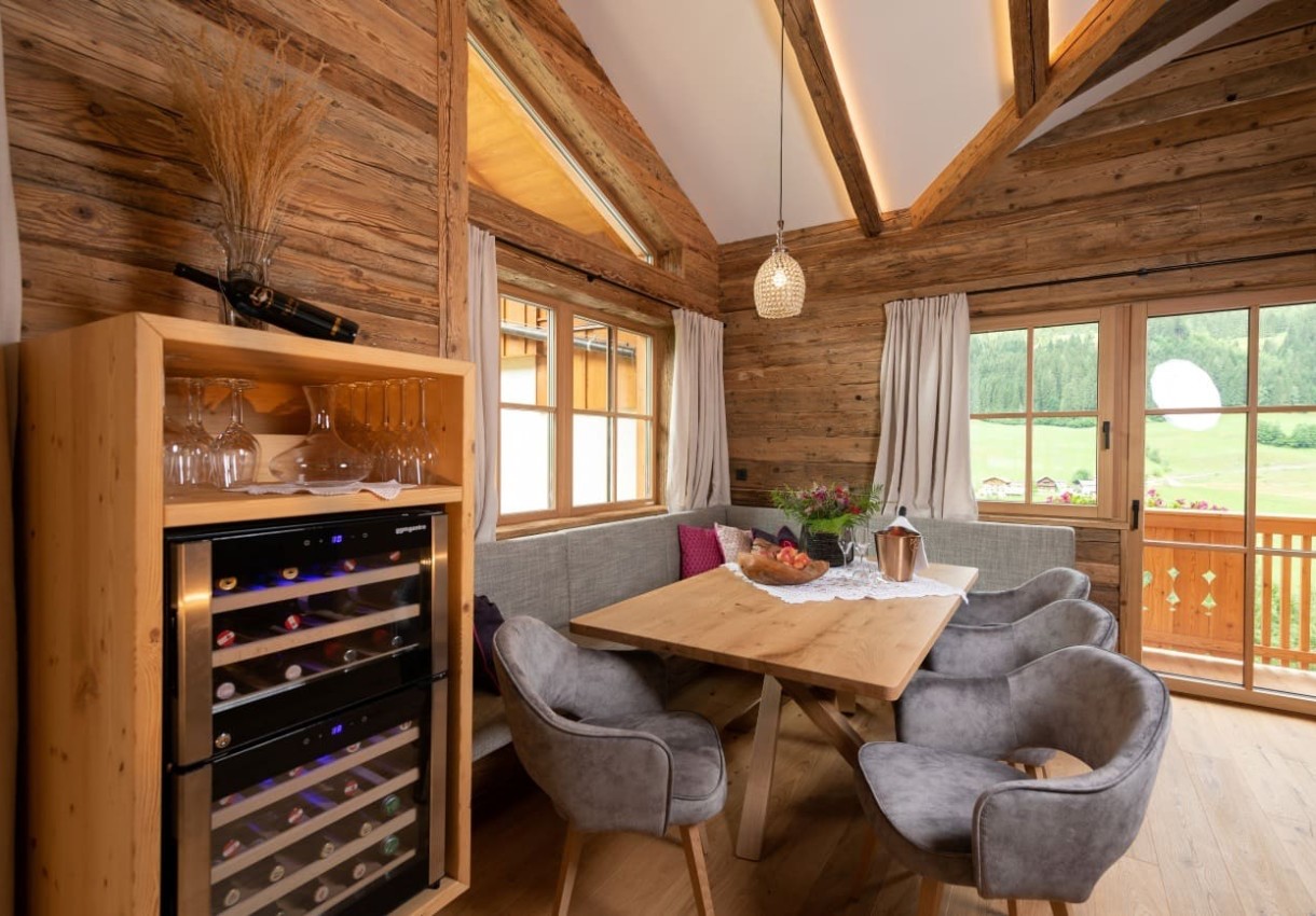 Gemütliches Esszimmer in einem Chalet mit Holzwänden und großem Tisch