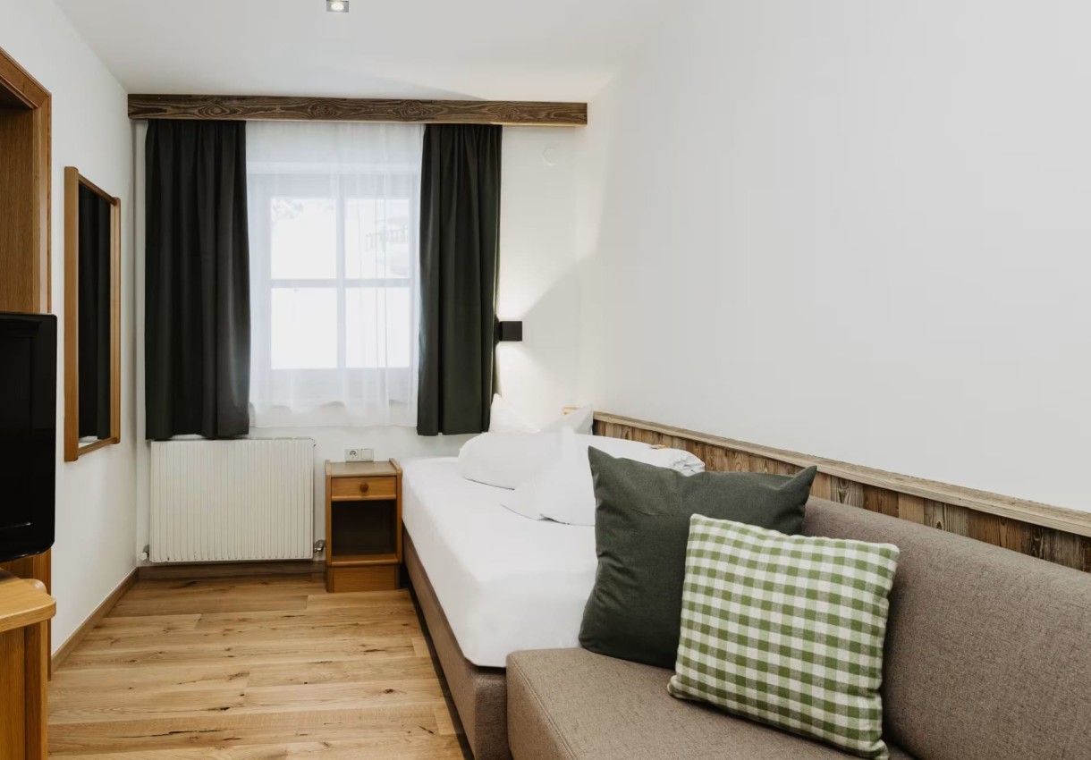 Liebevoll eingerichtetes Einzelzimmer mit anschließender Couch