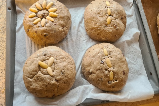 Natürlich könnt ihr die Brotlaibe nach Belieben verzieren! Natürlich könnt ihr die Brotlaibe nach Belieben verzieren!
