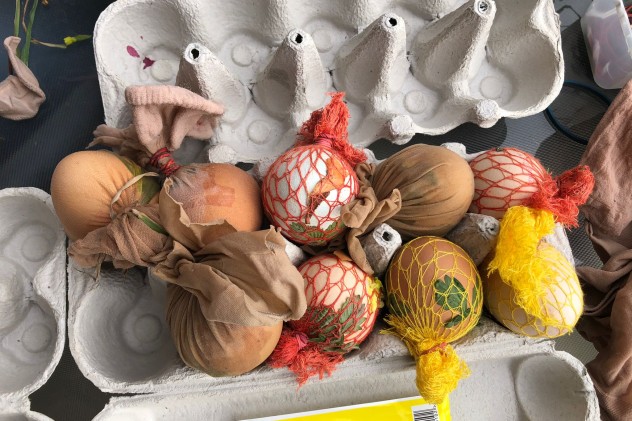 Auch ein Zwiebelnetz kann ein tolles Muster auf die Eier zaubern. Auch ein Zwiebelnetz kann ein tolles Muster auf die Eier zaubern.